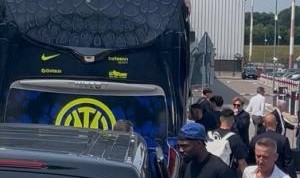 米体：只有一名球迷为国米接机，他自嘲“我是唯一的白痴”