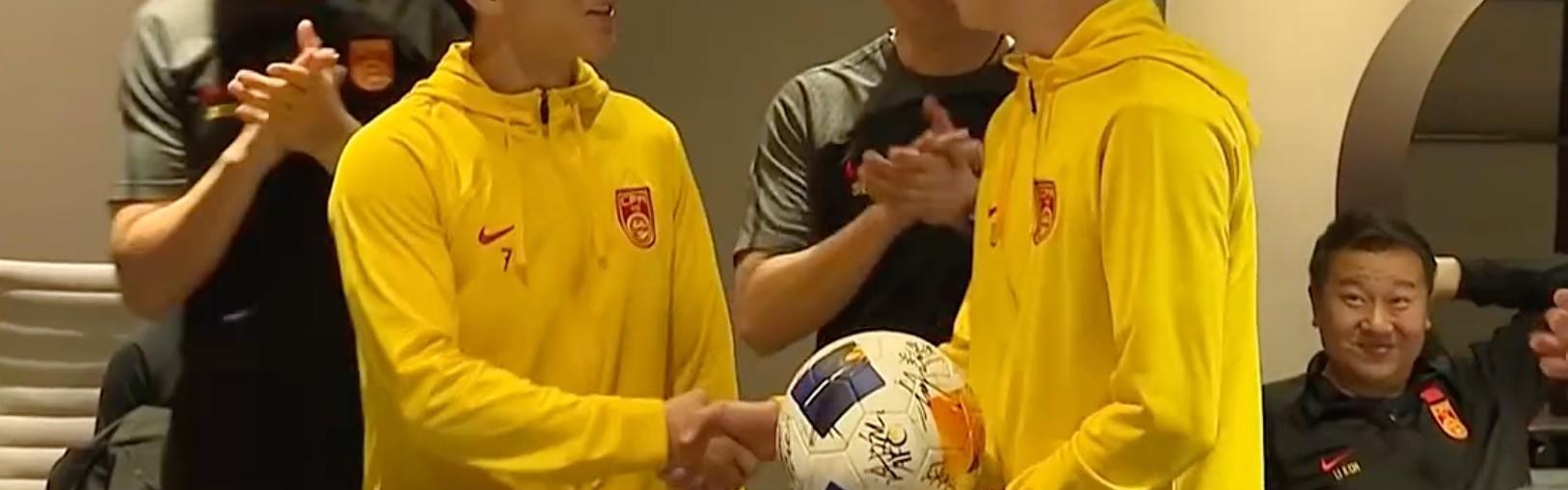 熊猫体育官方网站-陶强龙在上届U23亚洲杯向王钰栋赠球，寄语他这届带队出线