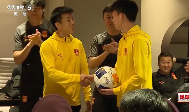 熊猫体育官方网站-陶强龙在上届U23亚洲杯向王钰栋赠球，寄语他这届带队出线