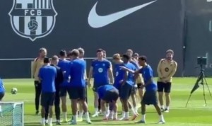 记者：训练前亚马尔与弗里克开玩笑，巴萨的训练课氛围很好