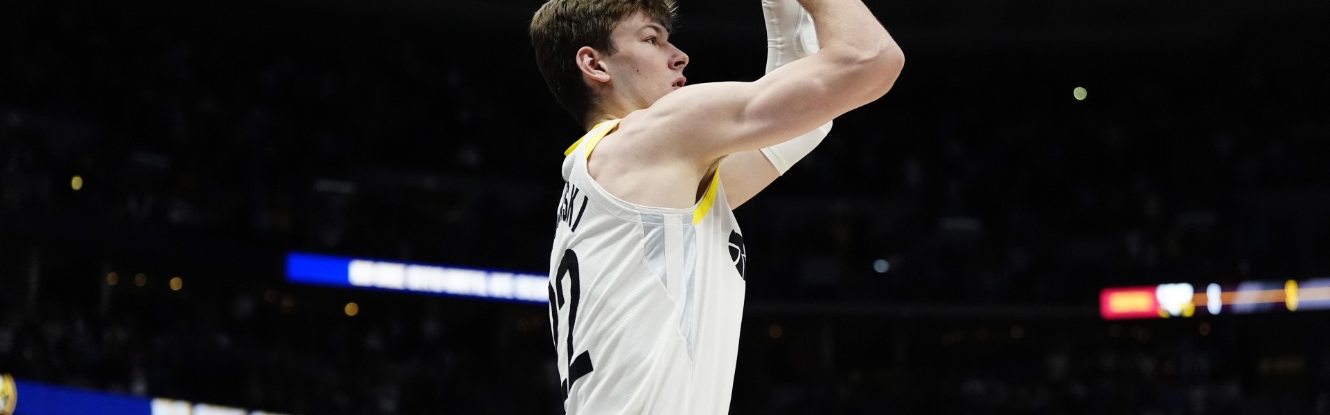 这么喜欢扔三分？菲利波夫斯基21中9&amp;amp;三分8中1拿21分 有8犯规